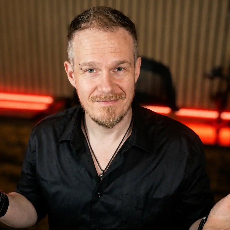 Oliver Hees, Gründer von AIIANER.